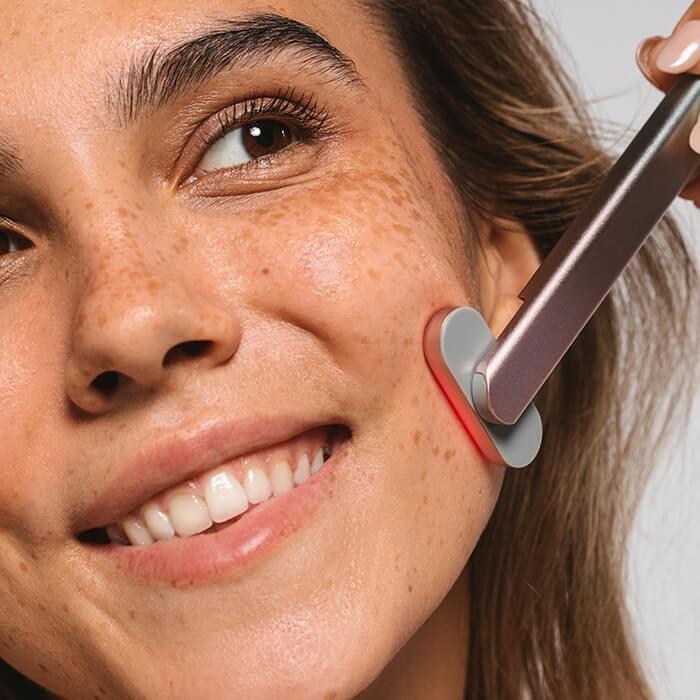 Radiant Renewal Skincare Wand with Red Light Therapy عصا العناية بالبشرة بالضوء الأحمر